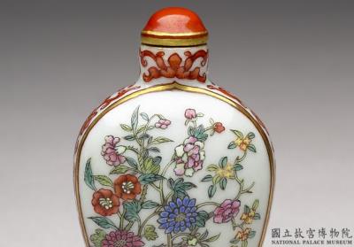 图片[2]-Snuff bottle with floral decoration in famille rose, Qing dynasty, Jiaqing reign (1796-1820)-China Archive